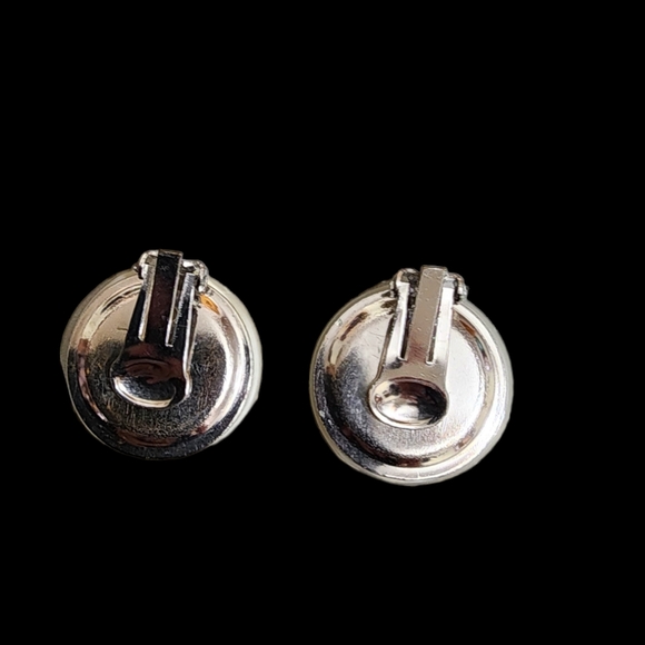 Set of four white vintage clip-on earrings - Picture 5 of 7